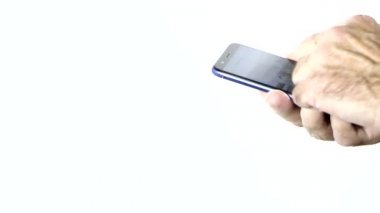 Çantası olan ve beyaz arka planda izole akıllı telefon kullanan bir iş adamı. Akıllı telefon modern teknoloji ve iletişim demektir..