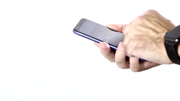 ブリーフケース付きのビジネスマンと白い背景に隔離されたスマートフォンを使用しています スマートフォンは近代的な技術と通信手段です — ストック動画