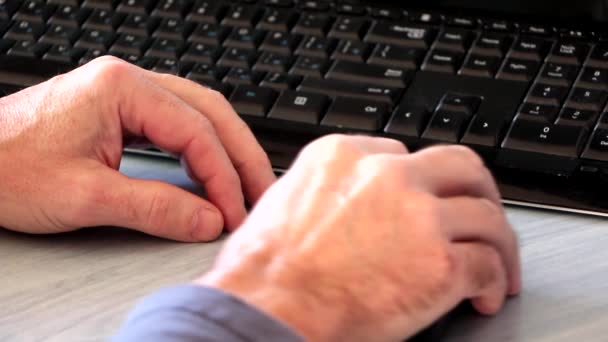 Genç Bir Adam Bilgisayarda Oynuyor Akıllı Telefondan Arıyor Çalışma Iletişim — Stok video