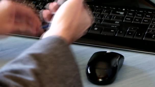 Ein Geschäftsmann Arbeitet Computer Und Telefoniert Mit Einem Smartphone Moderne — Stockvideo