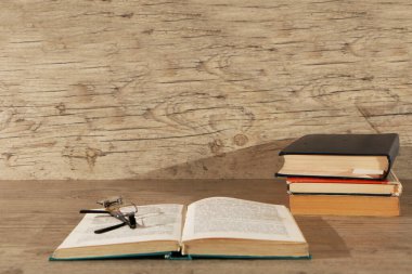 Üniversitedeki sınavlar için hazırlık. Bilimsel bir makale yaz. Bir gazeteye bir yayın yap. Kütüphanedeki bilimsel materyallerin incelenmesi..