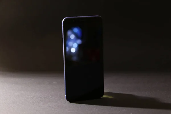 Smartfon Czarnym Ekranem Nowoczesną Konstrukcją Bez Ramki Oświetlony Boku Smartfon — Zdjęcie stockowe