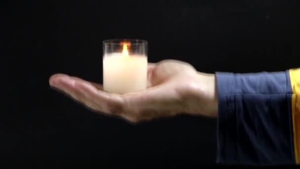 Świeczka Świąteczna Ręku Ręku Mężczyzn Świeci Świeca Pamięci Tło Jest — Wideo stockowe