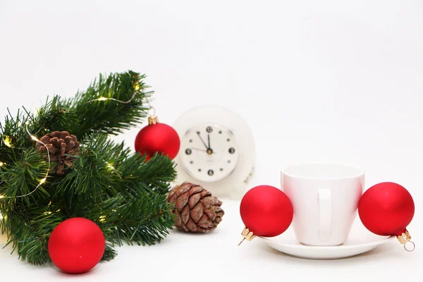 Vánoční Novoroční Symboly Bílém Pozadí Nový Rok Vánoční Přání Hodinami — Stock fotografie