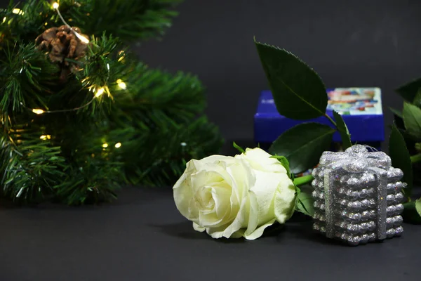 Weiße Rose Auf Schwarzem Hintergrund Mit Weihnachts Und Neujahrsgeschenken Weihnachten — Stockfoto