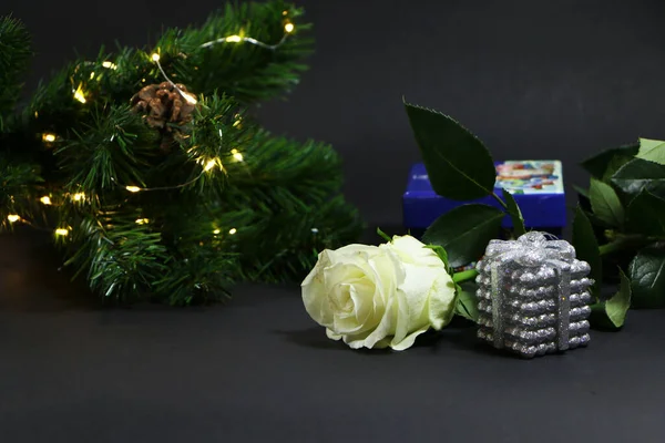 Weiße Rose Auf Schwarzem Hintergrund Mit Weihnachts Und Neujahrsgeschenken Weihnachten — Stockfoto
