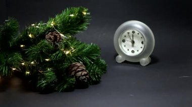 Siyah arka planda Noel ve Yeni Yıl sembolleri. Yeni yıl ve Noel kartı.