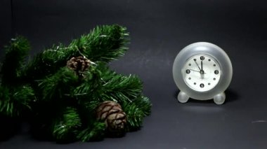 Siyah arka planda Noel ve Yeni Yıl sembolleri. Yeni yıl ve Noel kartı.