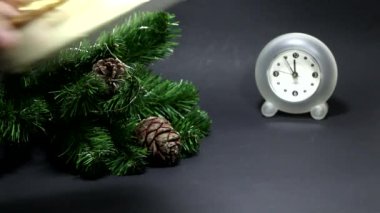 Siyah arka planda Noel ve Yeni Yıl sembolleri. Yeni yıl ve Noel kartı.