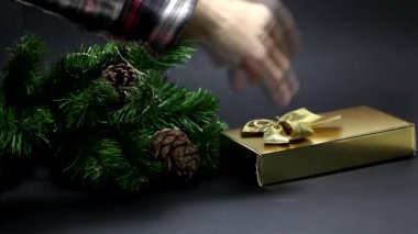 Siyah arka planda Noel ve Yeni Yıl sembolleri. Yeni yıl ve Noel kartı.