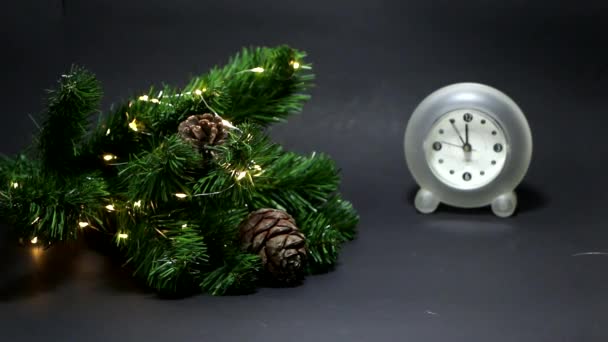 黒い背景にクリスマスと新年のシンボル お正月とクリスマスカード — ストック動画