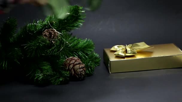 Noel Yeni Yıl Hediyeleriyle Siyah Arka Planda Beyaz Gül Noel — Stok video