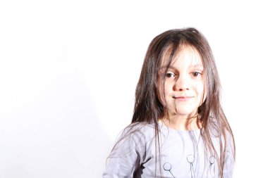 Küçük kız model aktif olarak sporla ilgilidir. Kız geri kalanı için kıyafetlerini gösteriyor..