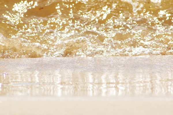 Mot Bakgrund Havssandbubblor Från Havsvågen Vacker Bakgrund Havsvåg Sandstranden — Stockfoto