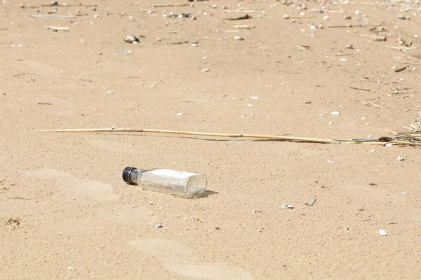 Олов Яні Зіпсовані Можуть Від Крапель Піщаному Пляжі Людське Забруднення — стокове фото