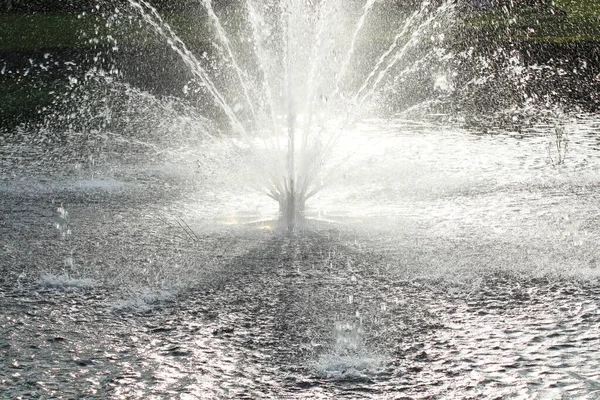 Hot Day Beautiful Fountain Park Splashes Water Fountain Backlight — 图库照片