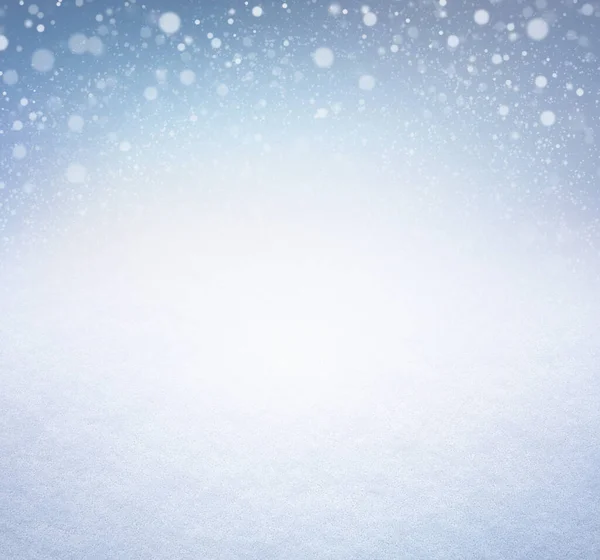 白い冬の雪の背景に雪と雪の結晶 クリスマスシーズンの資料 — ストック写真