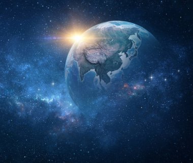 Dünya gezegeni, uzaydan Doğu Asya 'ya odaklanıyor. Yeryüzü uzayın derinliklerinde, yıldızlar parlıyor ve güneş ufukta yükseliyor. 3D illüstrasyon - NASA tarafından desteklenen bu görüntünün elementleri