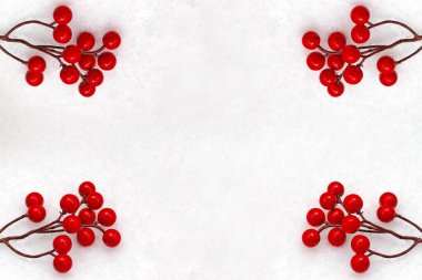 Karlı arka planda kırmızı çilekler. Noel zamanı için fikirler.