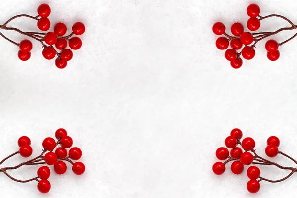 Karlı Arka Planda Kırmızı Çilekler Noel Zamanı Için Fikirler — Stok fotoğraf