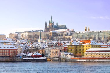 Çek Cumhuriyeti 'nin kışın Prag manzarası. Popüler turistik hedef.