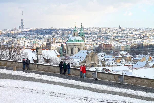 捷克共和国布拉格市的冬季雪景 布拉格的圣诞时间从布拉格 马拉斯特兰老城区的Hradcany步行观光客 — 图库照片