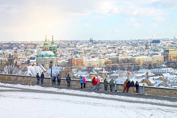 Вид Заснеженный Город Огюст Чехия Рождество Праге Пешком Туристы Видят — стоковое фото