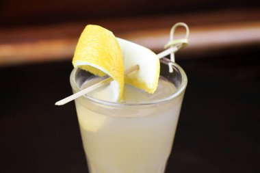 Öğleden Sonra Ölüm. Şampanya ve Absinthe 'yle kokteyl..