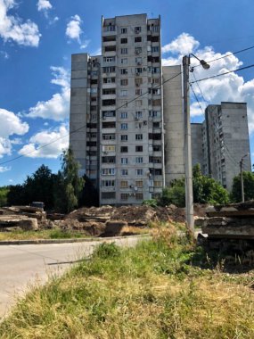 06 / 17 / 2022 Ukrayna, Harkiv, Rusya 'nın Ukrayna' ya karşı savaşı. Harkov şehrindeki düşman bombardımanından hasar gören yerleşim yeri yüksek binası. Savaşı durdurun, Ukrayna için dua edelim..