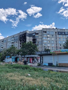 06 / 17 / 2022 Ukrayna, Harkiv, Rusya 'nın Ukrayna' ya karşı savaşı. Harkov şehrindeki düşman bombardımanından hasar gören yerleşim yeri yüksek binası. Savaşı durdurun, Ukrayna için dua edelim..