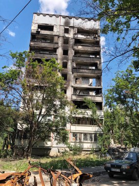 06 / 17 / 2022 Ukrayna, Harkiv, Rusya 'nın Ukrayna' ya karşı savaşı. Harkov şehrindeki düşman bombardımanından hasar gören yerleşim yeri yüksek binası. Savaşı durdurun, Ukrayna için dua edelim..