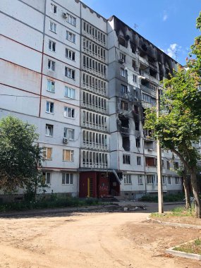 06 / 17 / 2022 Ukrayna, Harkiv, Rusya 'nın Ukrayna' ya karşı savaşı. Harkov şehrindeki düşman bombardımanından hasar gören yerleşim yeri yüksek binası. Savaşı durdurun, Ukrayna için dua edelim..