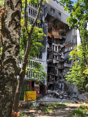 06 / 17 / 2022 Ukrayna, Harkiv, Rusya 'nın Ukrayna' ya karşı savaşı. Harkov şehrindeki düşman bombardımanından hasar gören yerleşim yeri yüksek binası. Savaşı durdurun, Ukrayna için dua edelim..