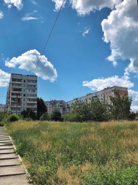 06 / 17 / 2022 Ukrayna, Harkiv, Rusya 'nın Ukrayna' ya karşı savaşı. Harkov şehrindeki düşman bombardımanından hasar gören yerleşim yeri yüksek binası. Savaşı durdurun, Ukrayna için dua edelim..