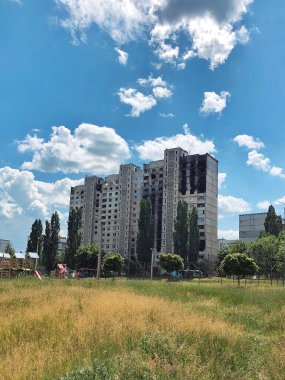 06 / 17 / 2022 Ukrayna, Harkiv, Rusya 'nın Ukrayna' ya karşı savaşı. Harkov şehrindeki düşman bombardımanından hasar gören yerleşim yeri yüksek binası. Savaşı durdurun, Ukrayna için dua edelim..