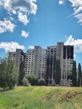 06 / 17 / 2022 Ukrayna, Harkiv, Rusya 'nın Ukrayna' ya karşı savaşı. Harkov şehrindeki düşman bombardımanından hasar gören yerleşim yeri yüksek binası. Savaşı durdurun, Ukrayna için dua edelim..