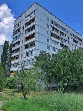 06 / 17 / 2022 Ukrayna, Harkiv, Rusya 'nın Ukrayna' ya karşı savaşı. Harkov şehrindeki düşman bombardımanından hasar gören yerleşim yeri yüksek binası. Savaşı durdurun, Ukrayna için dua edelim..