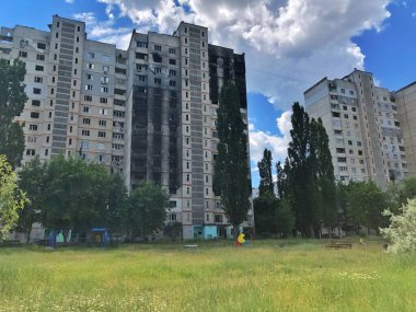 06 / 17 / 2022 Ukrayna, Harkiv, Rusya 'nın Ukrayna' ya karşı savaşı. Harkov şehrindeki düşman bombardımanından hasar gören yerleşim yeri yüksek binası. Savaşı durdurun, Ukrayna için dua edelim..