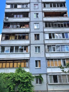 06 / 17 / 2022 Ukrayna, Harkiv, Rusya 'nın Ukrayna' ya karşı savaşı. Harkov şehrindeki düşman bombardımanından hasar gören yerleşim yeri yüksek binası. Savaşı durdurun, Ukrayna için dua edelim..