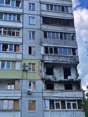 06 / 17 / 2022 Ukrayna, Harkiv, Rusya 'nın Ukrayna' ya karşı savaşı. Harkov şehrindeki düşman bombardımanından hasar gören yerleşim yeri yüksek binası. Savaşı durdurun, Ukrayna için dua edelim..