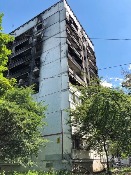 06 / 17 / 2022 Ukrayna, Harkiv, Rusya 'nın Ukrayna' ya karşı savaşı. Harkov şehrindeki düşman bombardımanından hasar gören yerleşim yeri yüksek binası. Savaşı durdurun, Ukrayna için dua edelim..