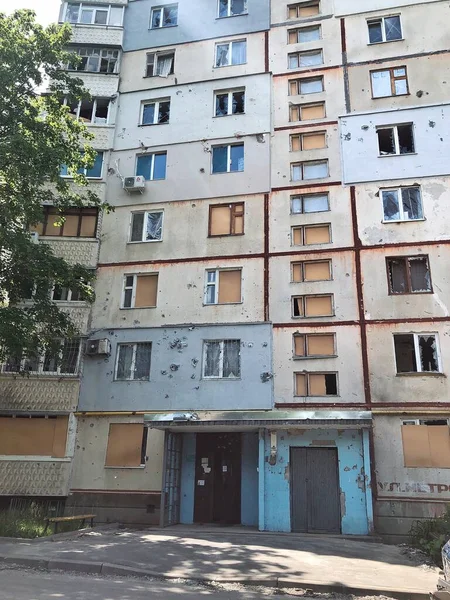 06 / 17 / 2022 Ukrayna, Harkiv, Rusya 'nın Ukrayna' ya karşı savaşı. Harkov şehrindeki düşman bombardımanından hasar gören yerleşim yeri yüksek binası. Savaşı durdurun, Ukrayna için dua edelim..