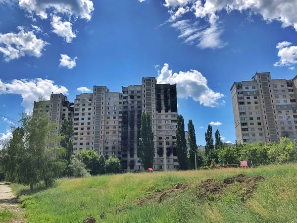 2022 Ucrânia Kharkiv Guerra Rússia Contra Ucrânia Edifício Residencial Arranha — Fotografia de Stock