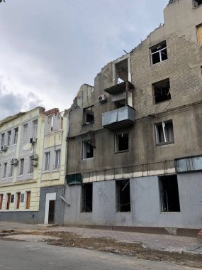 23.06.2022 Ukrayna, Harkov. Ukrayna 'da savaş. Roket saldırısından yıkılmış bir ev. Ukrayna için dua edelim, Ukrayna 'daki savaşı durduralım.!