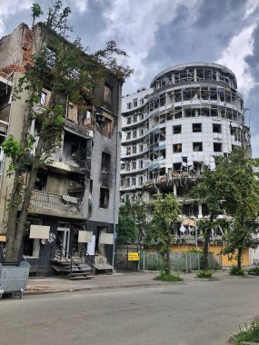 23.06.2022 Ukrayna, Harkov. Ukrayna 'da savaş. Rus birliklerinin hava bombardımanı sonucu ofis binası yıkıldı. Rusya 'nın Ukrayna' ya karşı savaşı. Ukrayna için dua edelim.