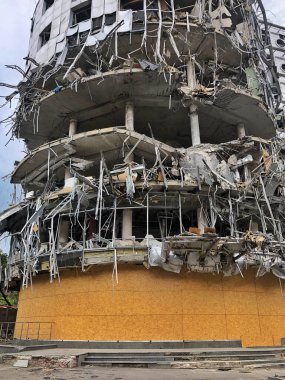23.06.2022 Ukrayna, Harkov. Ukrayna 'da savaş. Rus birliklerinin hava bombardımanı sonucu ofis binası yıkıldı. Rusya 'nın Ukrayna' ya karşı savaşı. Ukrayna için dua edelim.