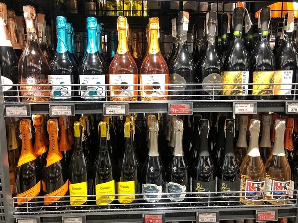 2022 ウクライナ ハリコフ スーパーマーケット食料品 アルコール飲料の大規模な品揃え ワイン部門 — ストック写真