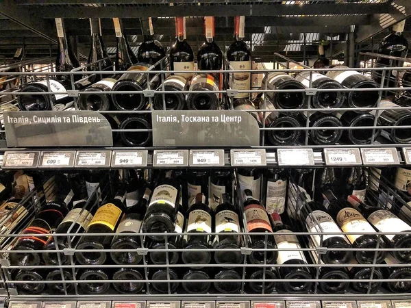 2022 ウクライナ ハリコフ スーパーマーケット食料品 アルコール飲料の大規模な品揃え ワイン部門 — ストック写真