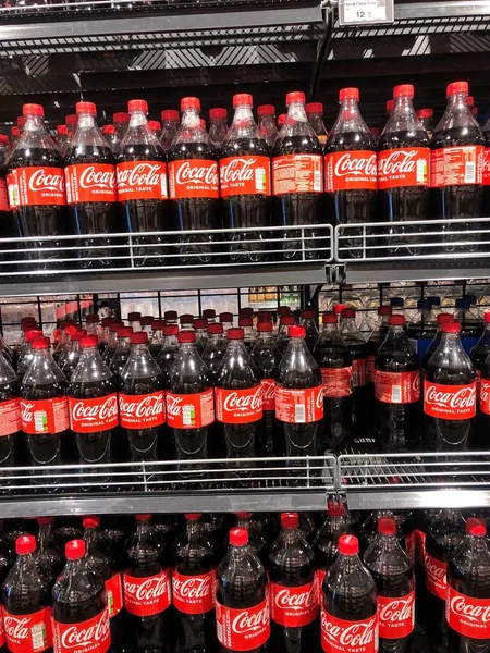 2022 우크라이나 슈퍼마켓 슈퍼마켓 슈퍼마켓 선반에 전시되어 Coca Cola 미국의 — 스톡 사진