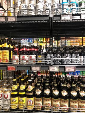 23.06.2022, Ukrayna, Harkov, market süpermarketi. Süpermarkette bira dolu bir raf, kutularda büyük bir bira seçimi.